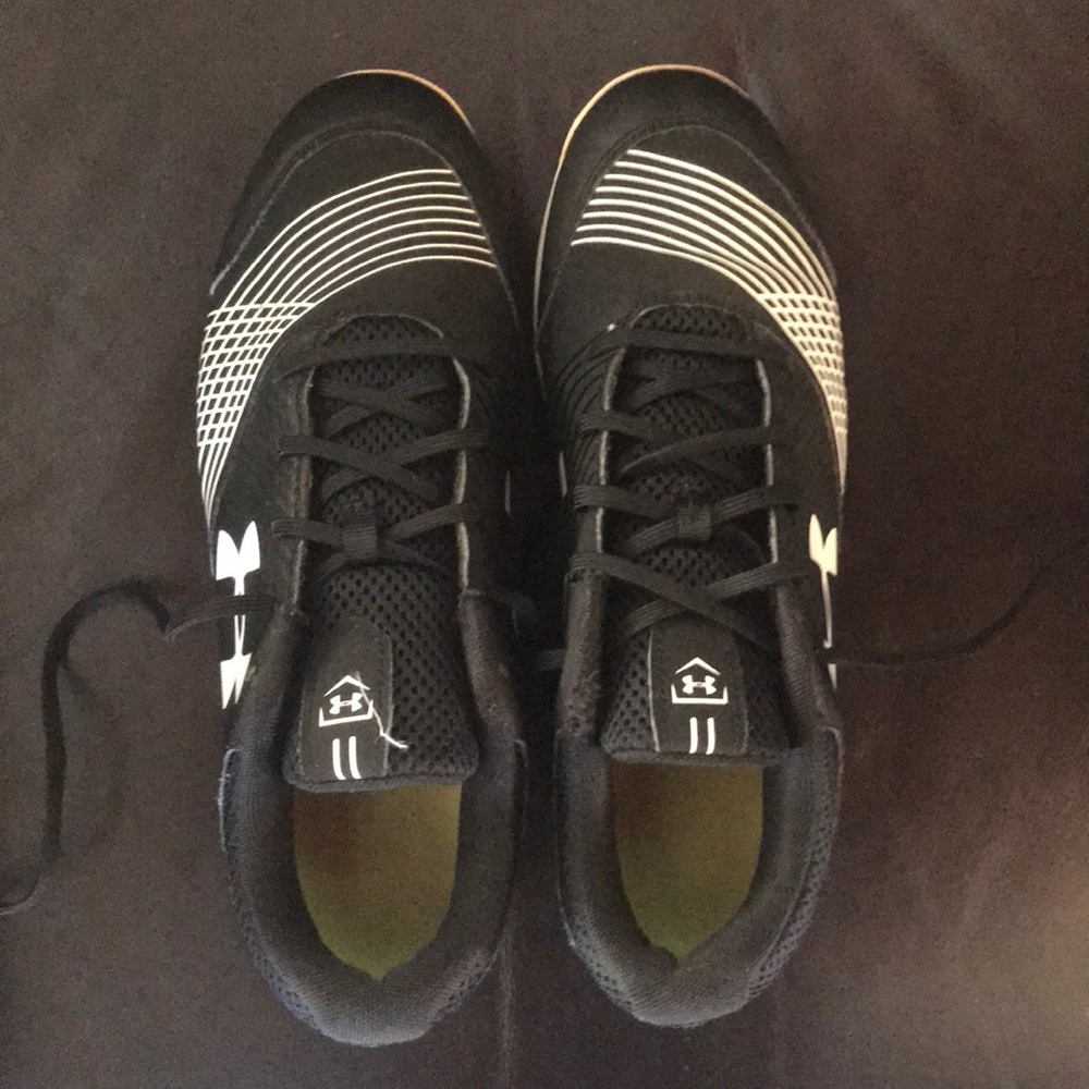 Size 8.5 women’s under armour softball cleats.